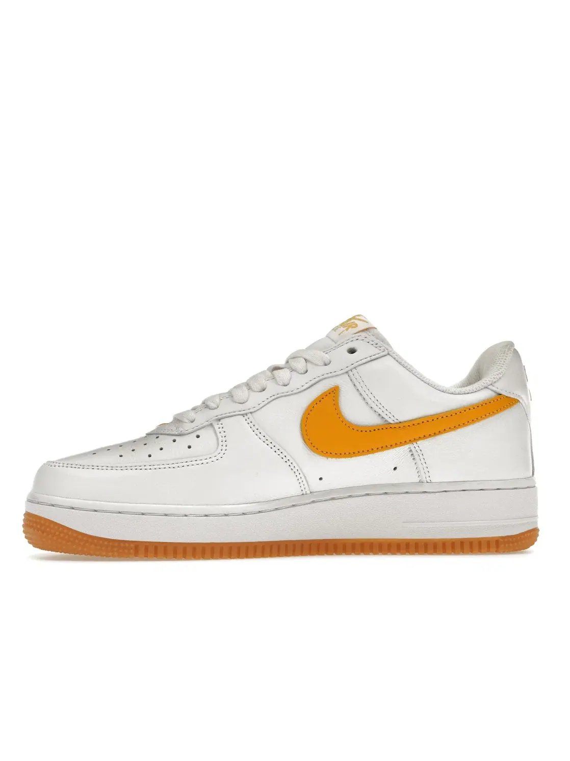 Мужские кроссовки с классическим дизайном Nike Air Force 1 Low Retro QS Nike — изображение 3 из 4, белый/золотистый-желтый