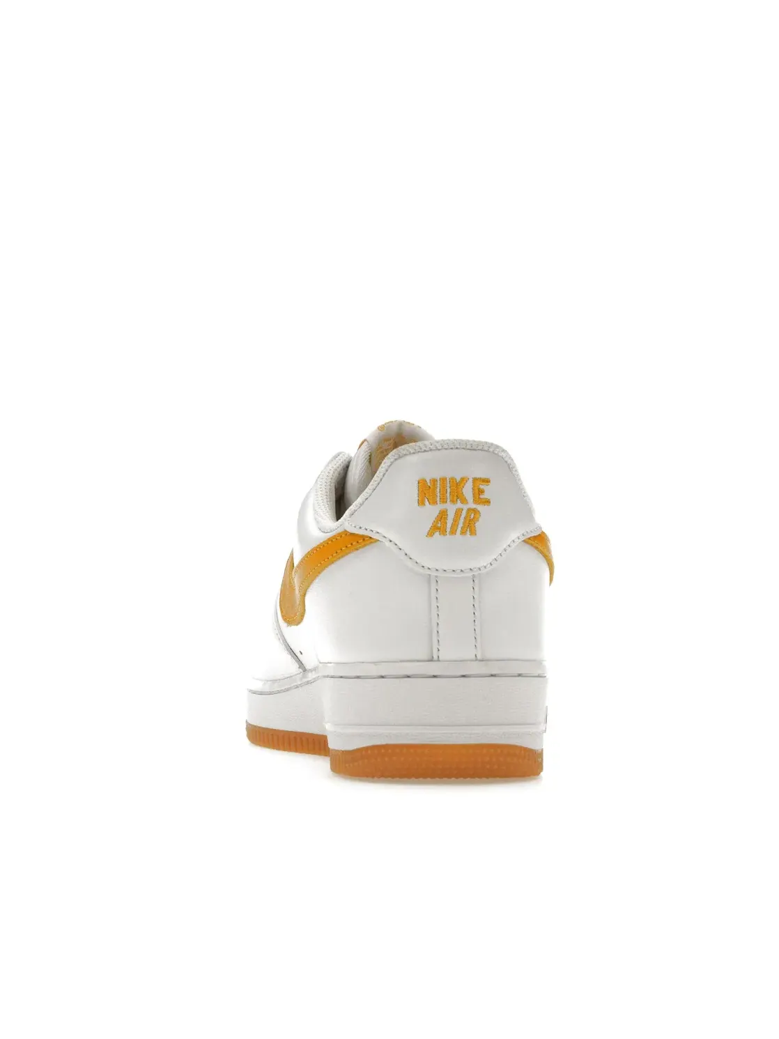 Мужские кроссовки с классическим дизайном Nike Air Force 1 Low Retro QS Nike — изображение 4 из 4, белый/золотистый-желтый