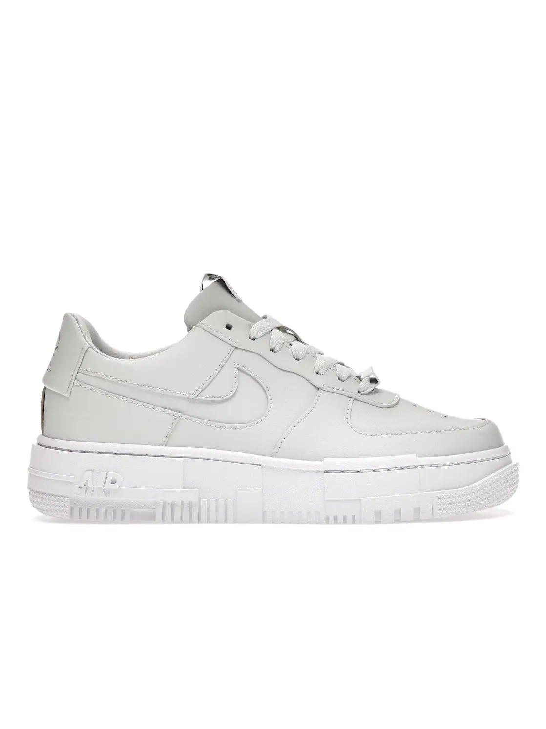 Женские кроссовки Lifestyle с пиксельной подошвой Nike Air Force 1 Pixel — изображение 1 из 4