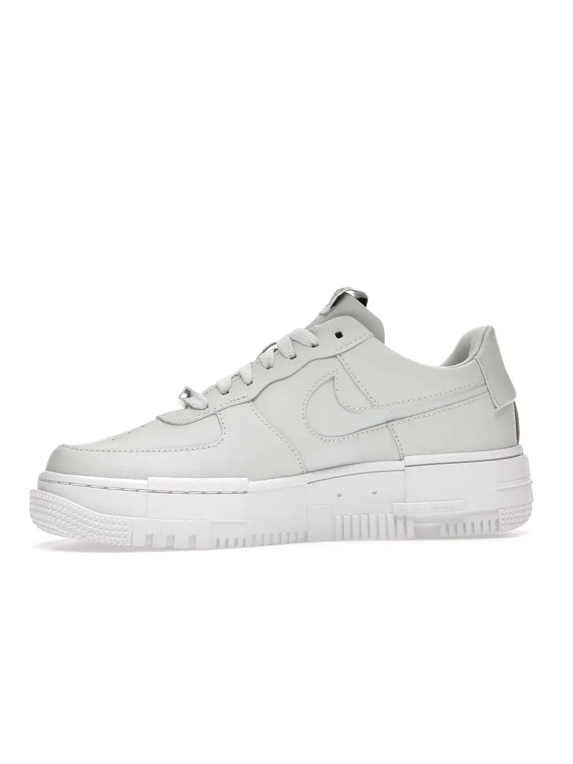Женские кроссовки Lifestyle с пиксельной подошвой Nike Air Force 1 Pixel — изображение 3 из 4