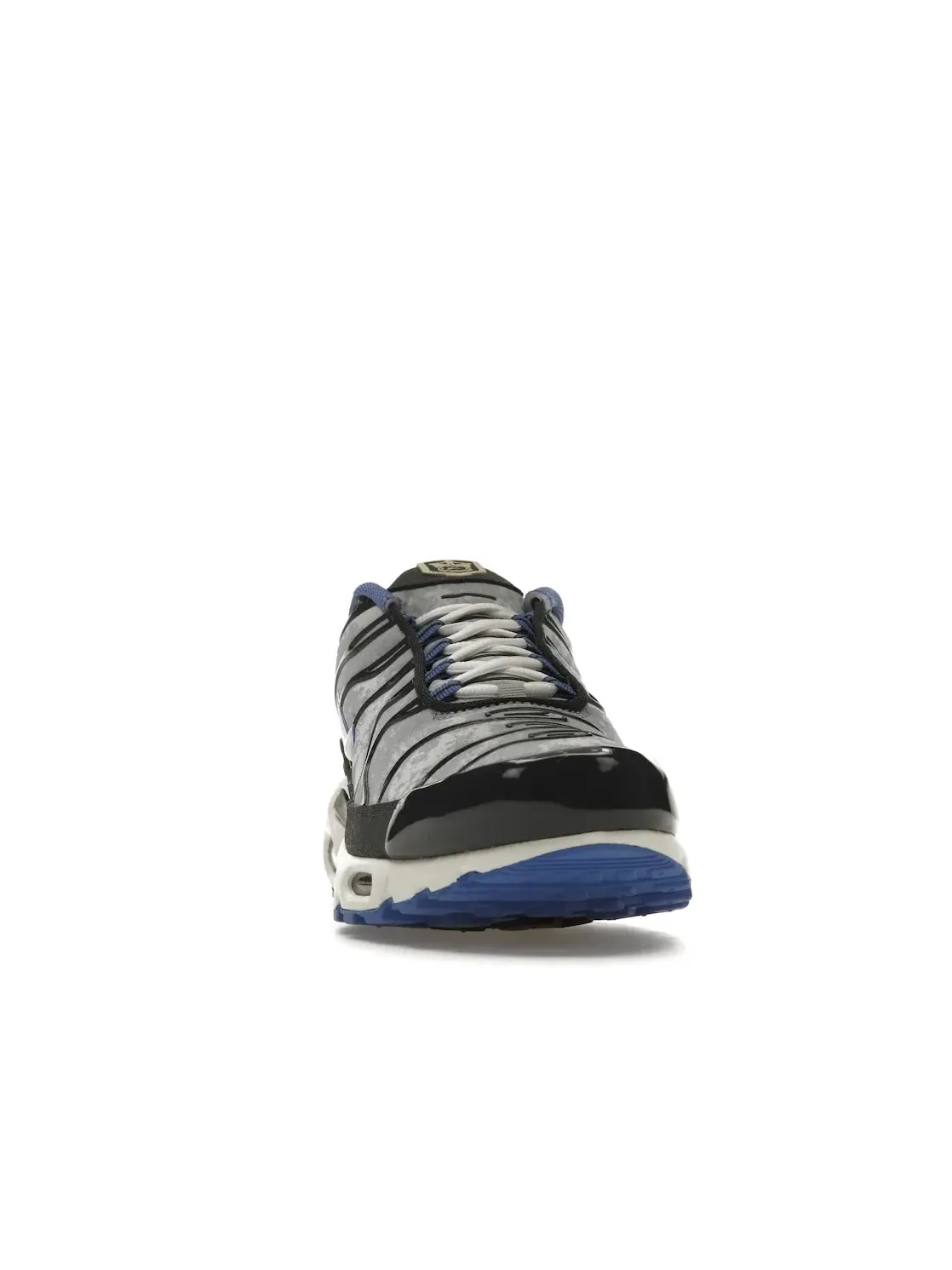 Мужские кроссовки с принтом Nike Air Max Plus Social F.C. — изображение 2 из 4, серый/черный