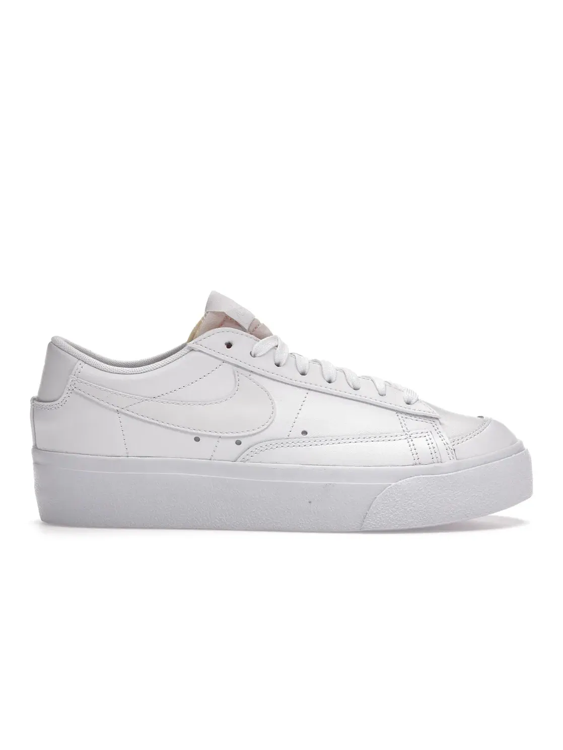 Женские кроссовки с подошвой платформы Nike Blazer Low Platform — изображение 1 из 4, белый/белый-белый