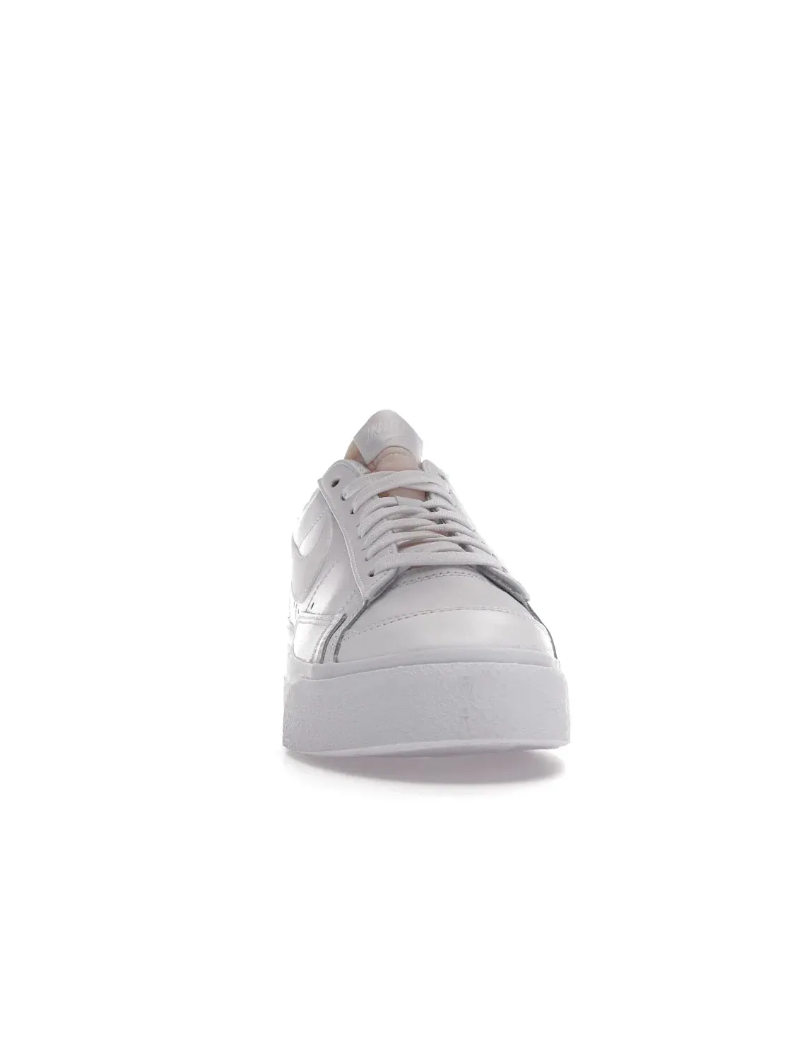 Женские кроссовки с подошвой платформы Nike Blazer Low Platform — изображение 2 из 4, белый/белый-белый