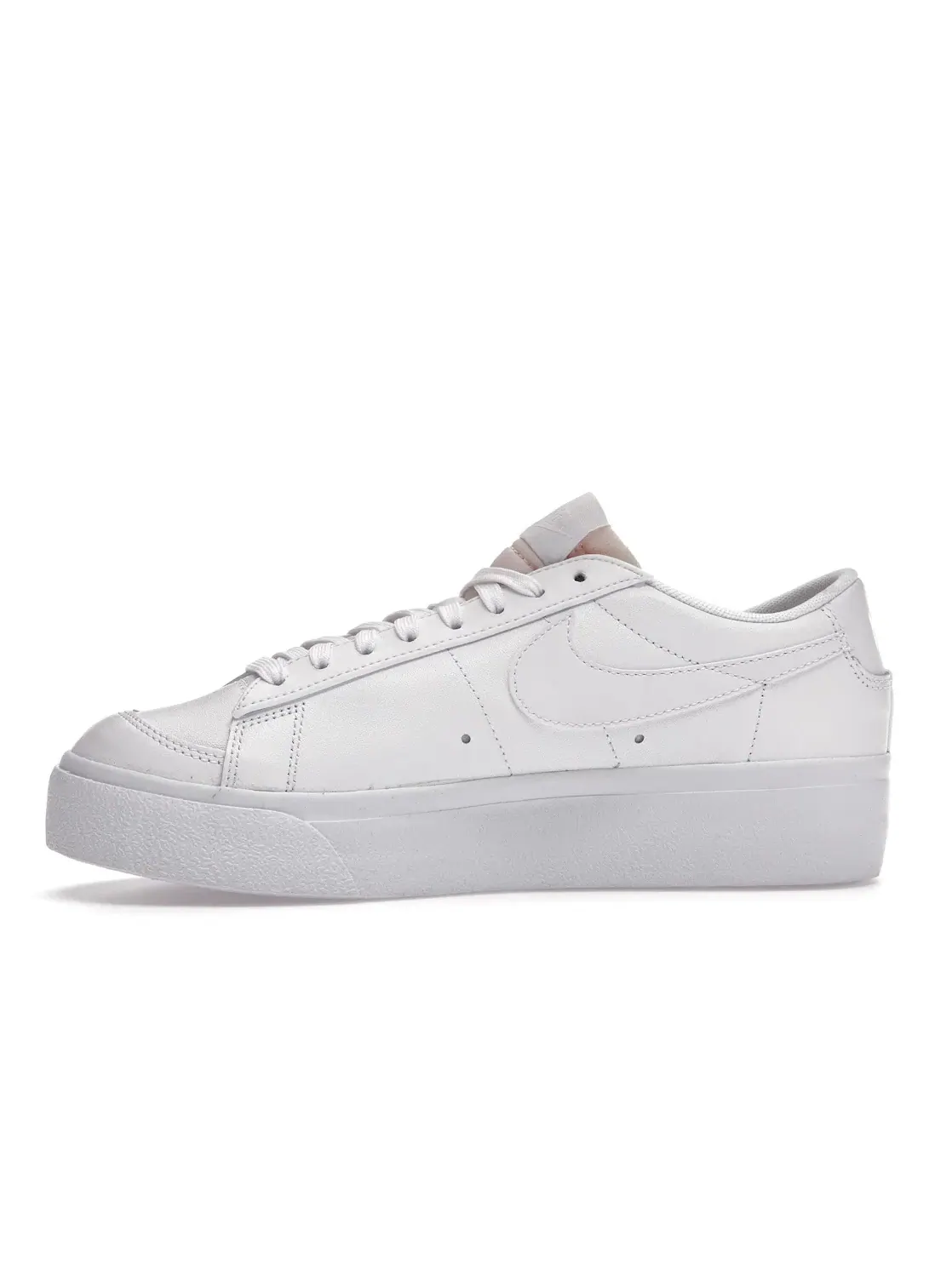 Женские кроссовки с подошвой платформы Nike Blazer Low Platform — изображение 3 из 4, белый/белый-белый