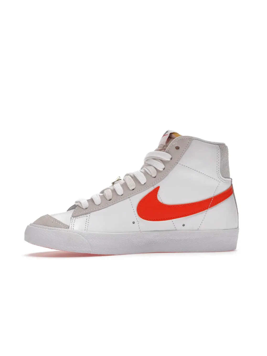 Женские кроссовки Lifestyle с кожаным верхом Nike Blazer Mid 77 SE — изображение 3 из 4, белый/оранжевый-белый