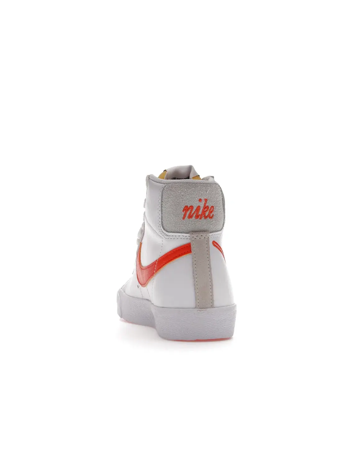 Женские кроссовки Lifestyle с кожаным верхом Nike Blazer Mid 77 SE — изображение 4 из 4, белый/оранжевый-белый