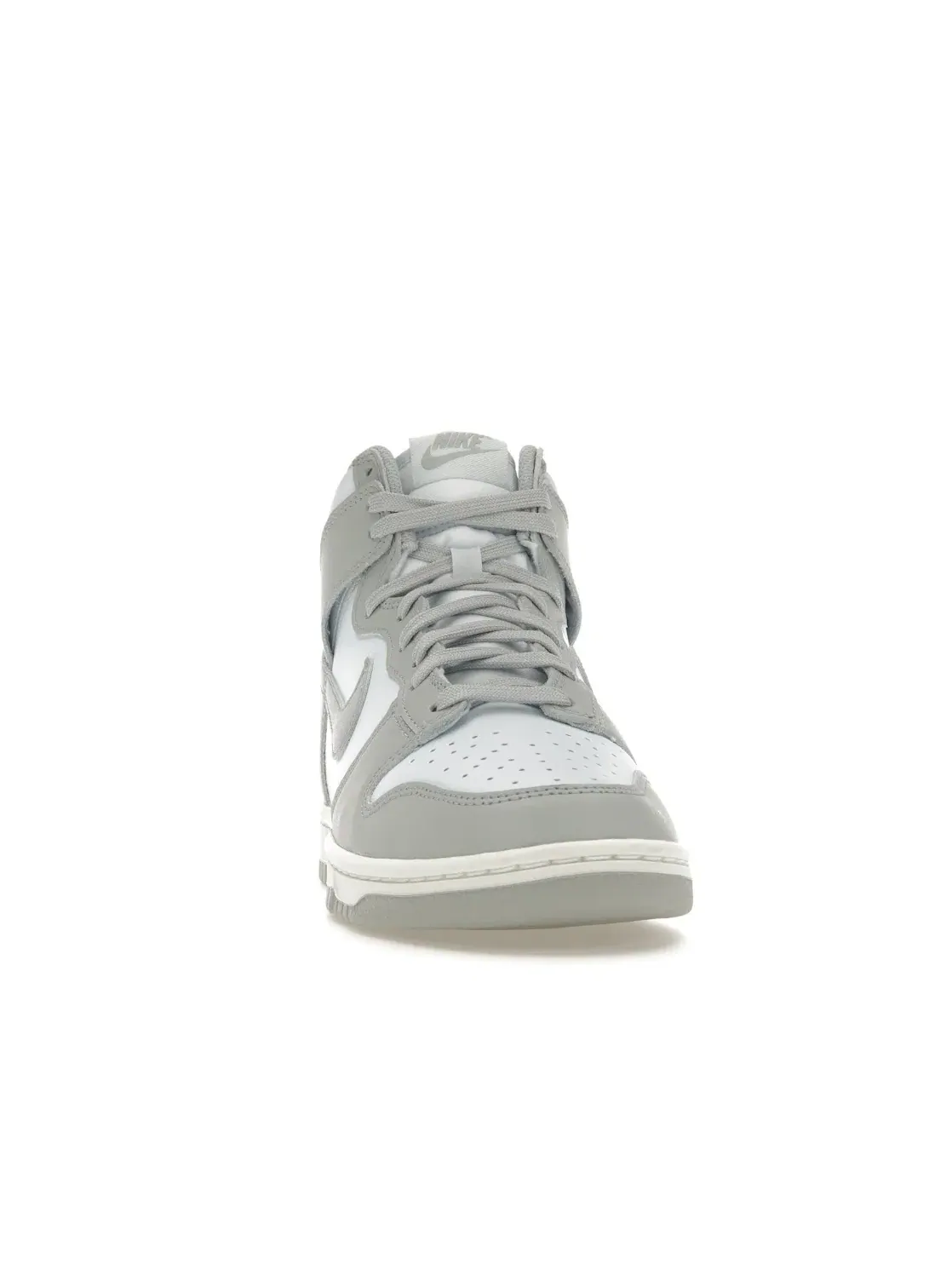 Женские кроссовки высокие с классическим дизайном Nike Dunk High — изображение 2 из 4