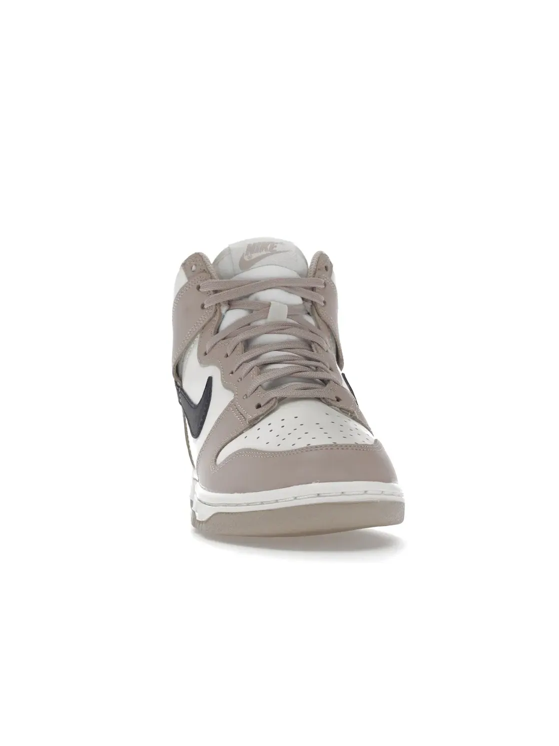 Женские кроссовки Lifestyle с кожаным верхом Nike Dunk High — изображение 2 из 4, черный