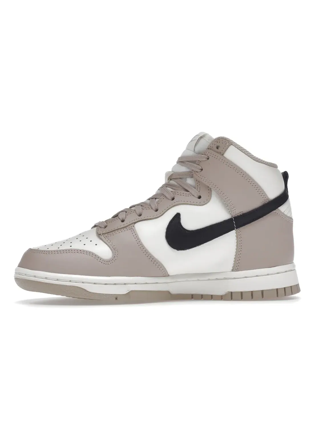 Женские кроссовки Lifestyle с кожаным верхом Nike Dunk High — изображение 3 из 4, черный