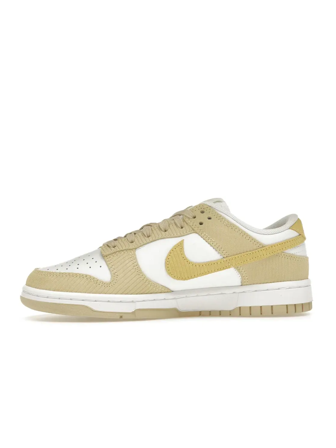 Женские кроссовки Lifestyle с вельветом Nike Dunk Low — изображение 3 из 4, белый