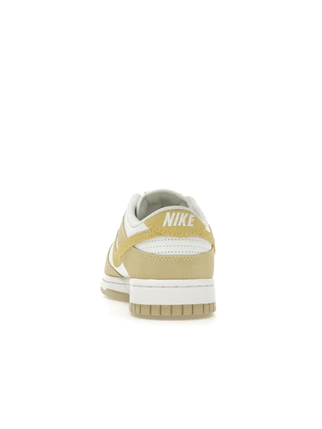 Женские кроссовки Lifestyle с вельветом Nike Dunk Low — изображение 4 из 4, белый