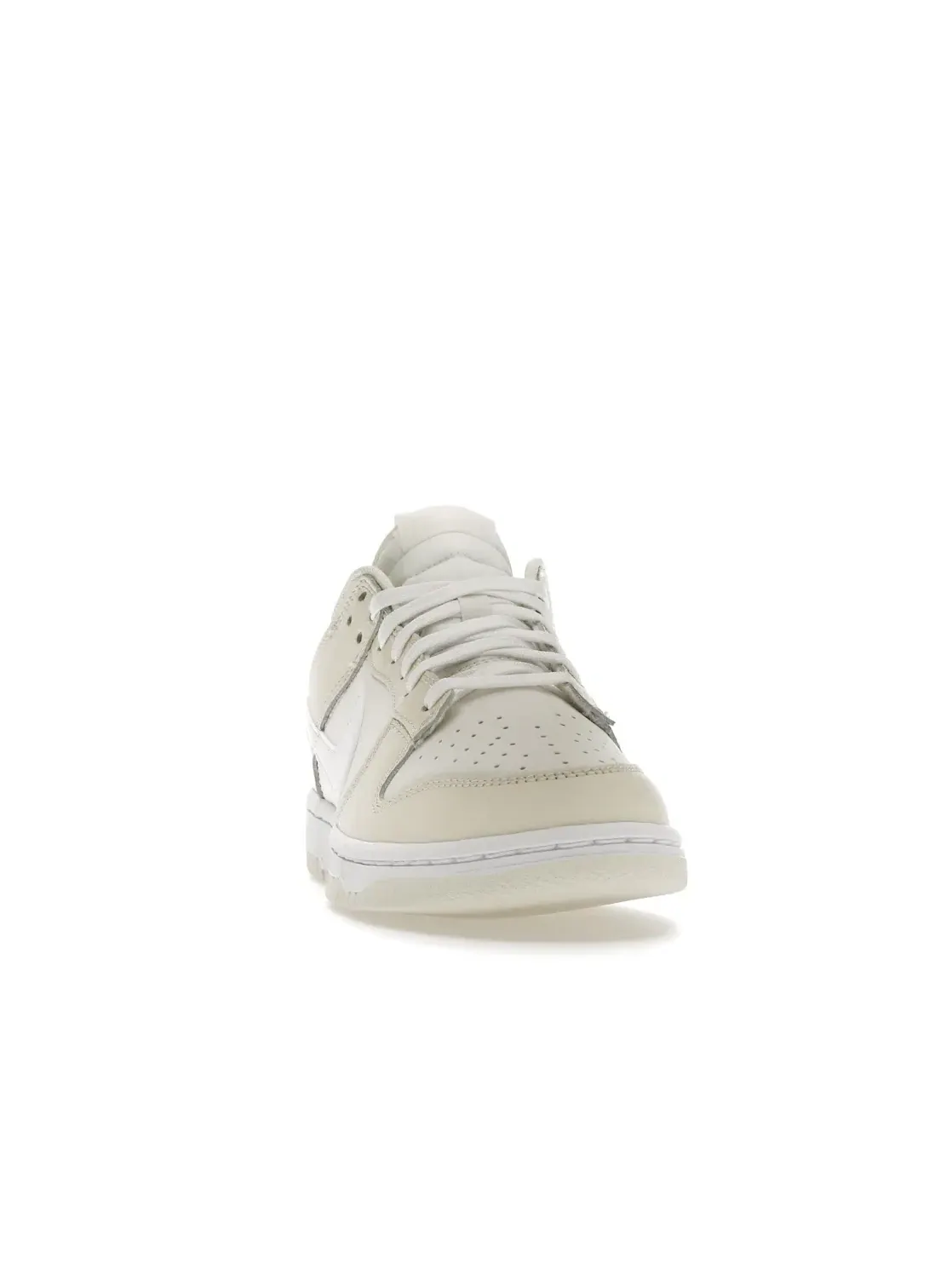 Мужские кроссовки с замшевым верхом Nike Dunk Low — изображение 2 из 4, белый
