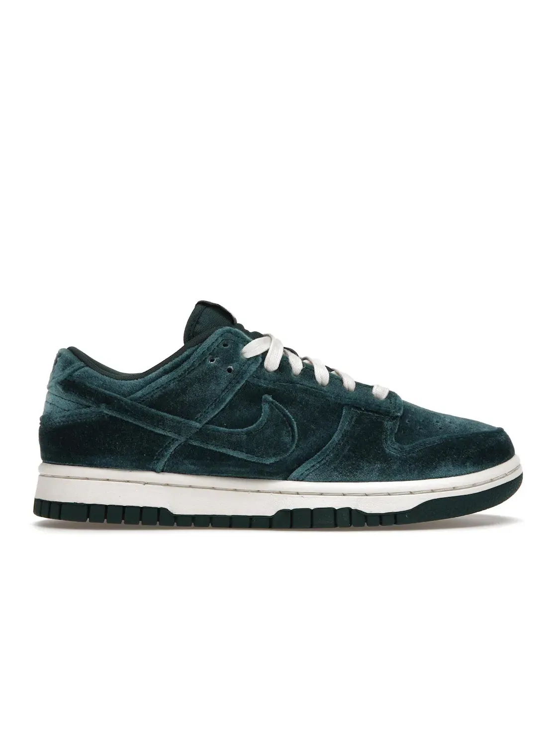 Женские кроссовки с велюровым верхом Nike Dunk Low, Dark Atomic Teal/Dark Atomic Teal/Sail — изображение 1 из 4