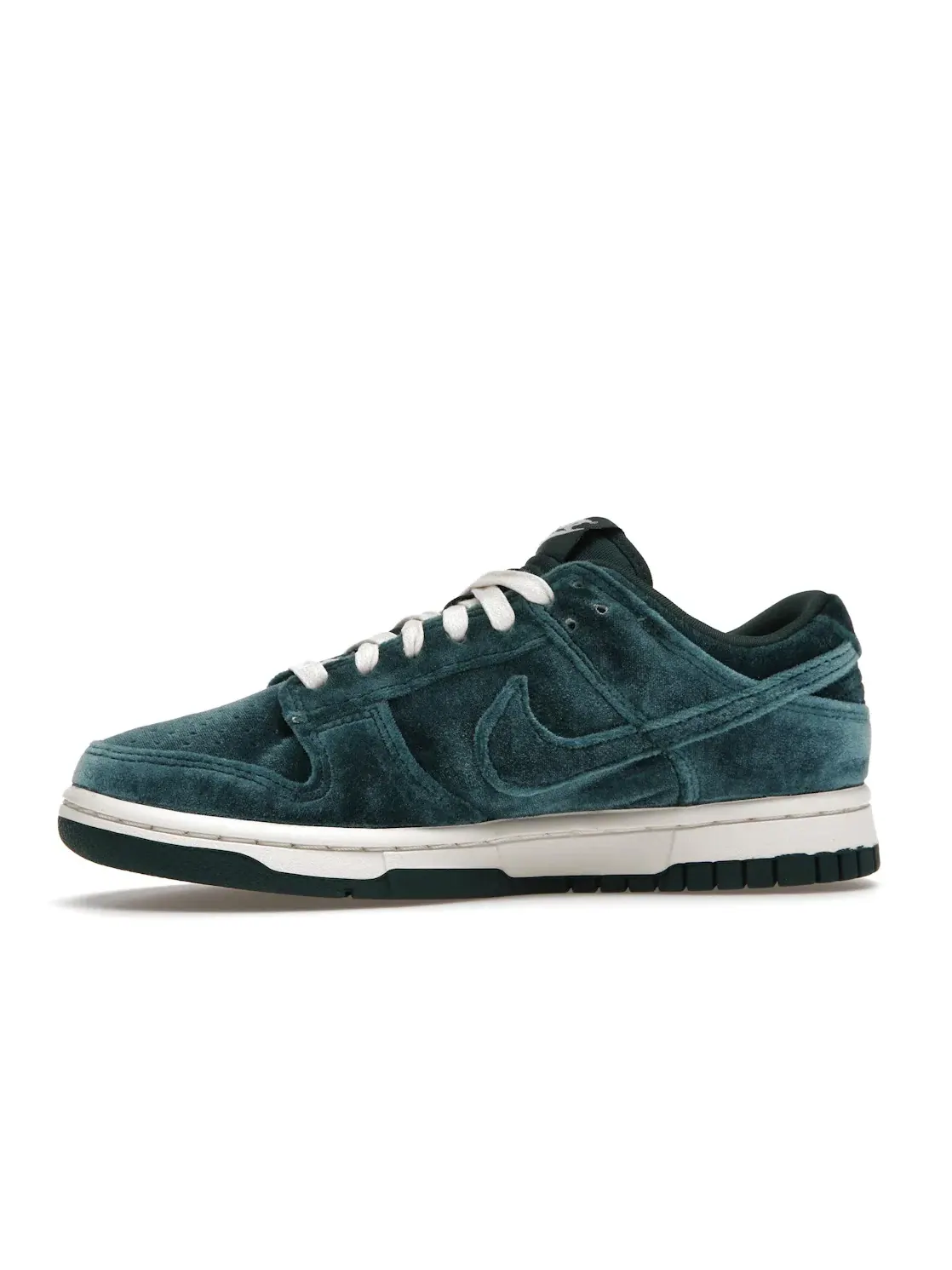 Женские кроссовки с велюровым верхом Nike Dunk Low, Dark Atomic Teal/Dark Atomic Teal/Sail — изображение 3 из 4