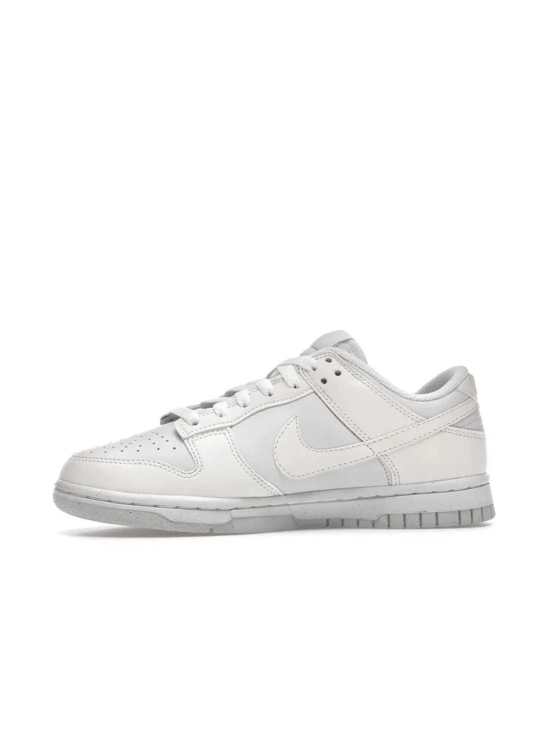 Женские кроссовки из переработанных материалов Nike Dunk Low Next Nature Nike — изображение 3 из 4, белый/-серый