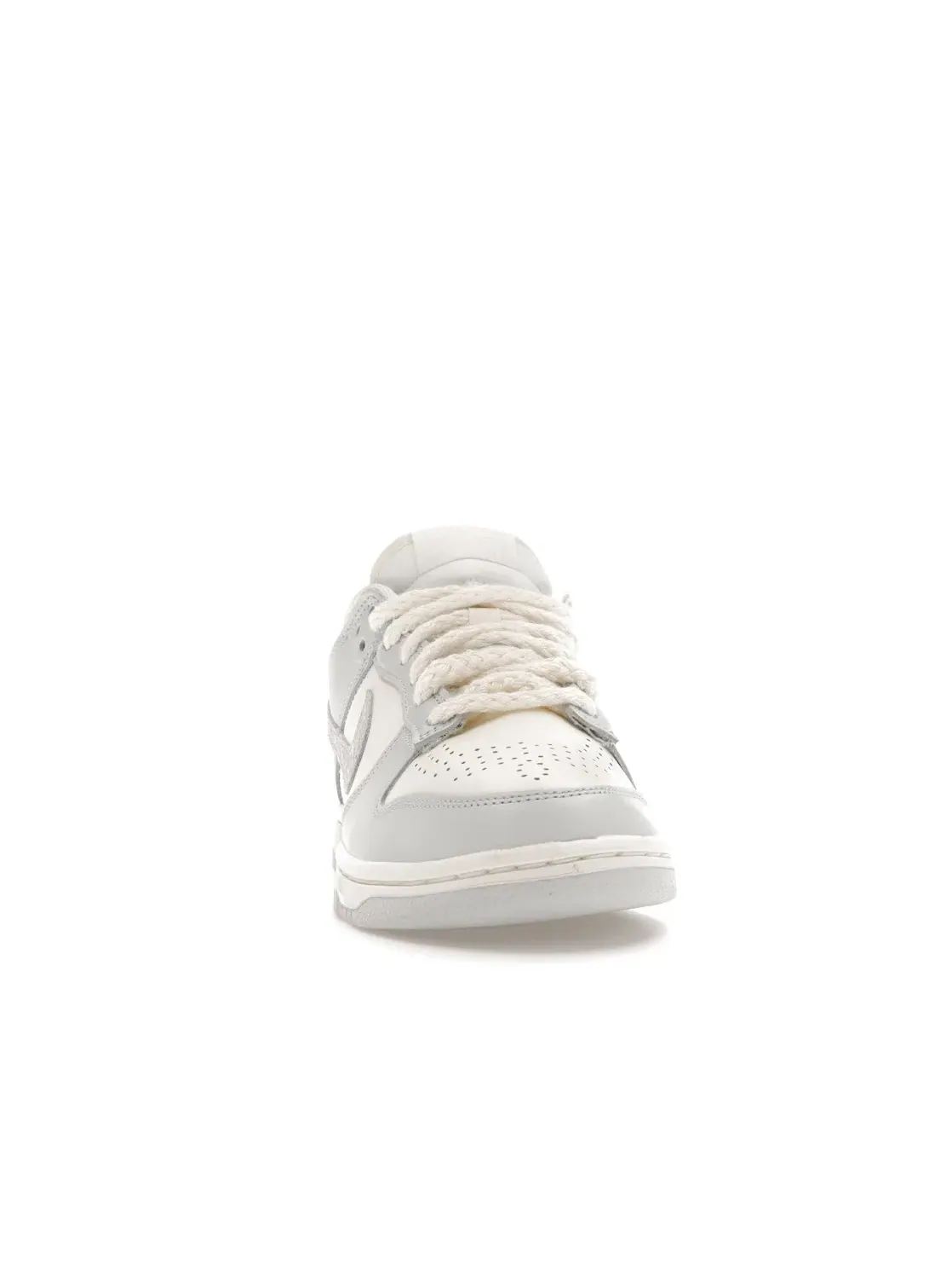 Женские кроссовки с кожаным верхом Nike Dunk Low — изображение 2 из 4, серый