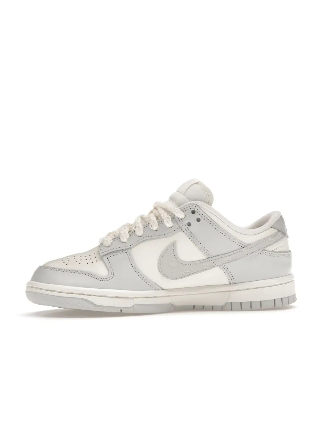 Женские кроссовки с кожаным верхом Nike Dunk Low — изображение 3 из 4, серый