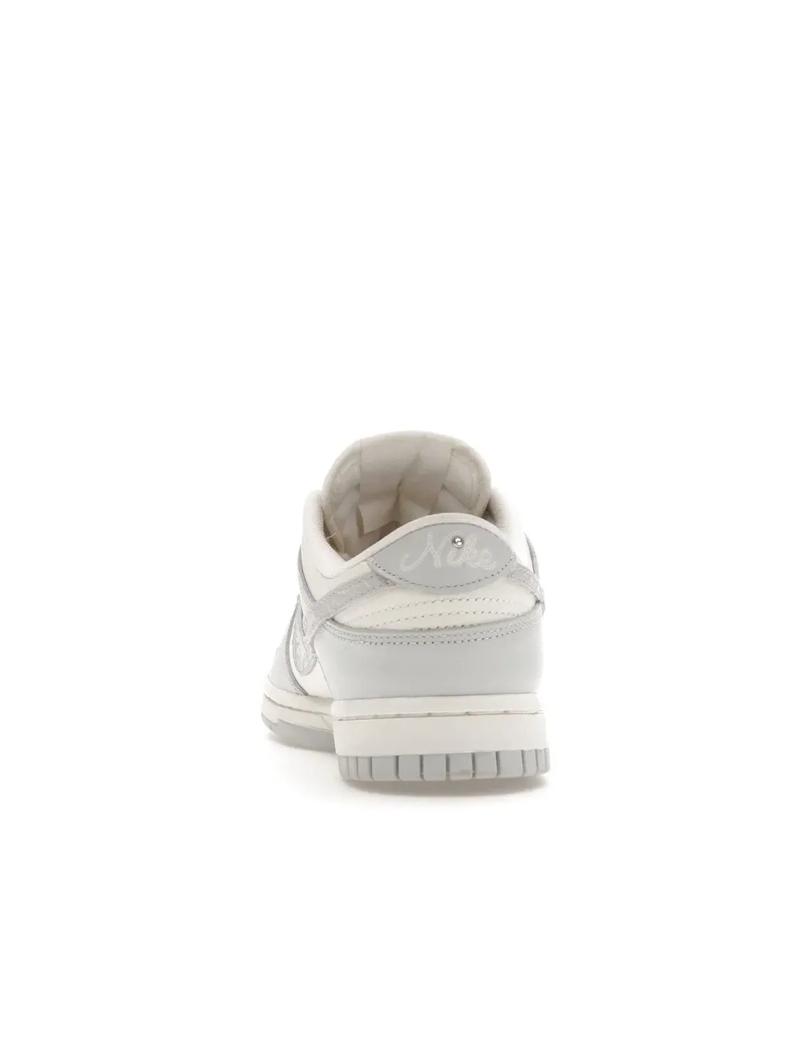 Женские кроссовки с кожаным верхом Nike Dunk Low — изображение 4 из 4, серый