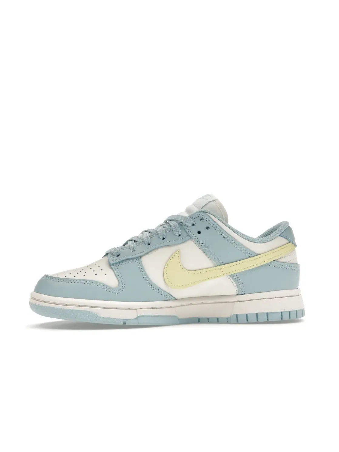 Женские кроссовки Lifestyle с цветным дизайном Nike Dunk Low — изображение 3 из 4, светлый серебристый