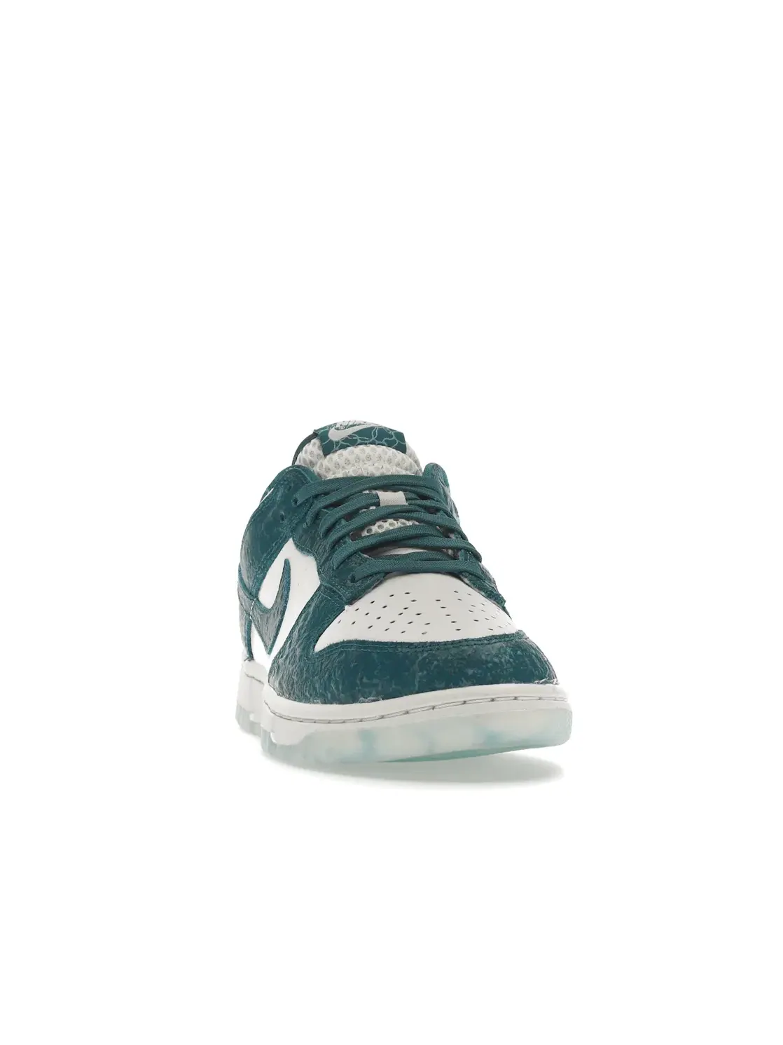 Женские кроссовки с текстурированными накладками Nike Dunk Low — изображение 2 из 4, белый/яркий