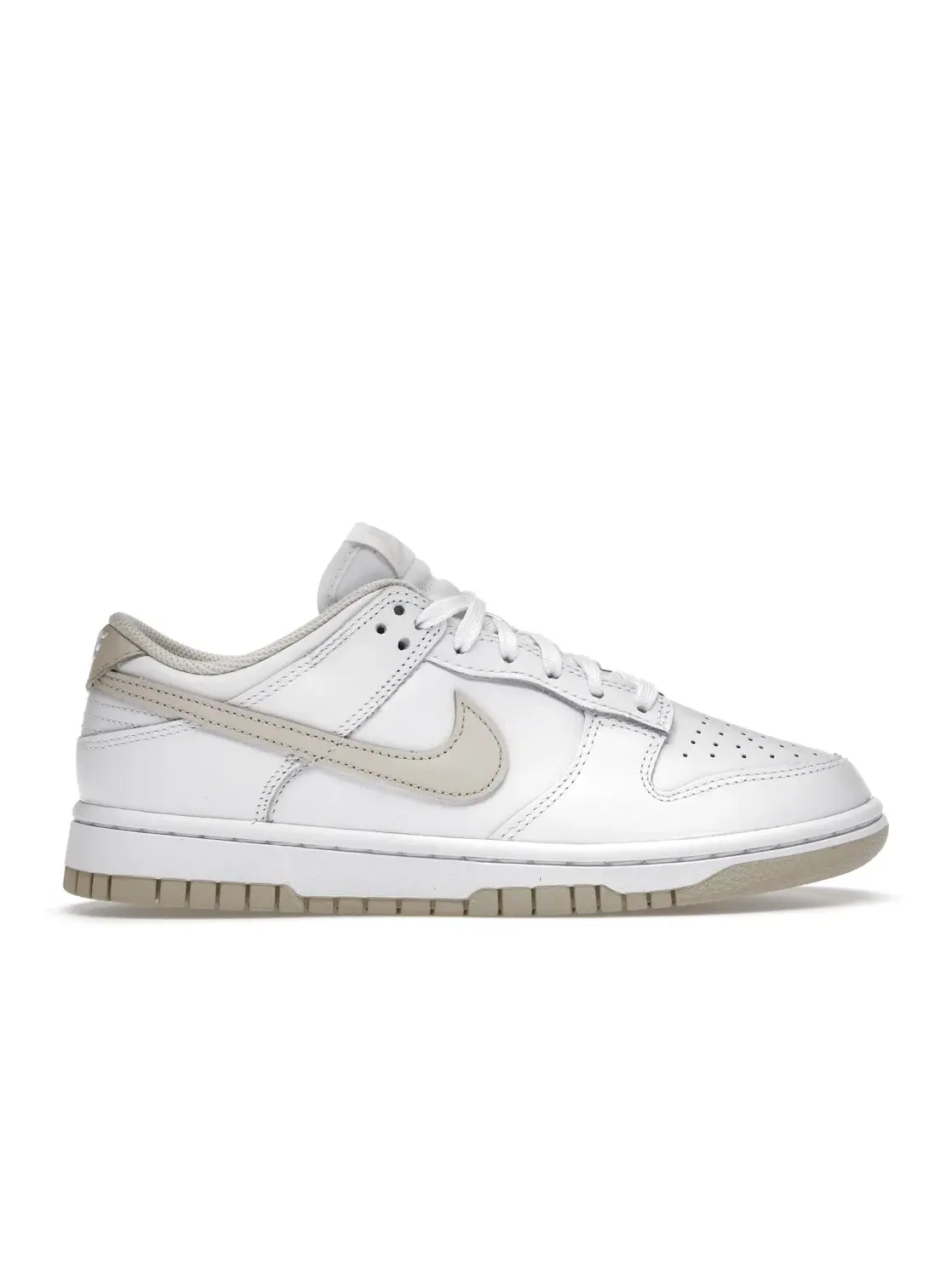 Женские кроссовки Lifestyle с перфорацией Nike Dunk Low Nike — изображение 1 из 4, белый/белый
