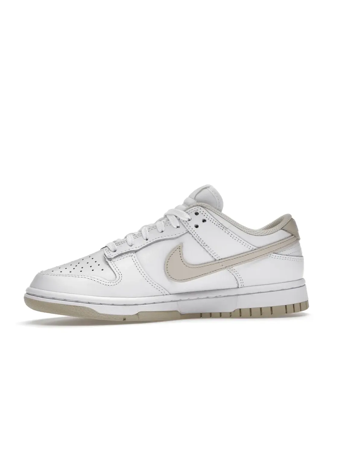 Женские кроссовки Lifestyle с перфорацией Nike Dunk Low Nike — изображение 3 из 4, белый/белый