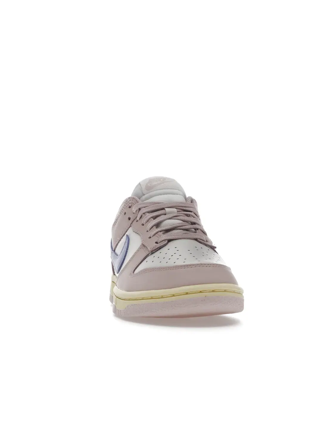 Женские кроссовки для повседневной носки Nike Dunk Low — изображение 2 из 4