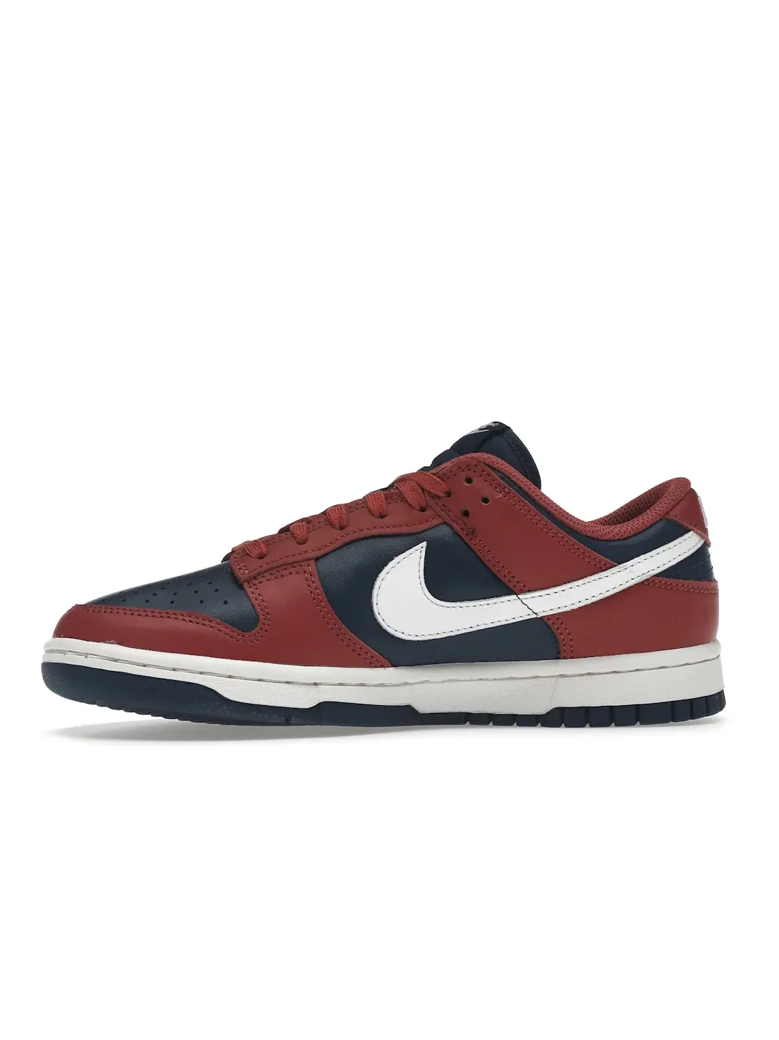 Женские кроссовки Lifestyle с перфорированным носком Nike Dunk Low Retro — изображение 3 из 4, белый-синий