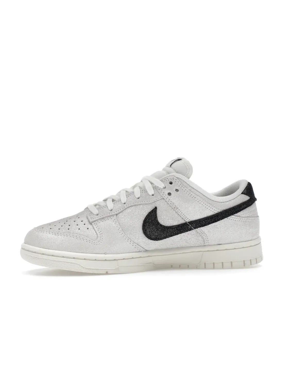Женские кроссовки с замшевым верхом Nike Dunk Low SE — изображение 3 из 4, белый/черный/красный