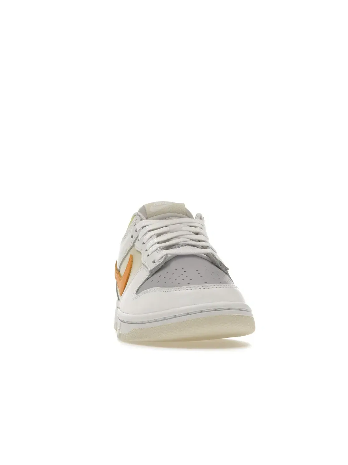 Женские кроссовки Lifestyle Nike Dunk Low — изображение 2 из 4, белый//светлый