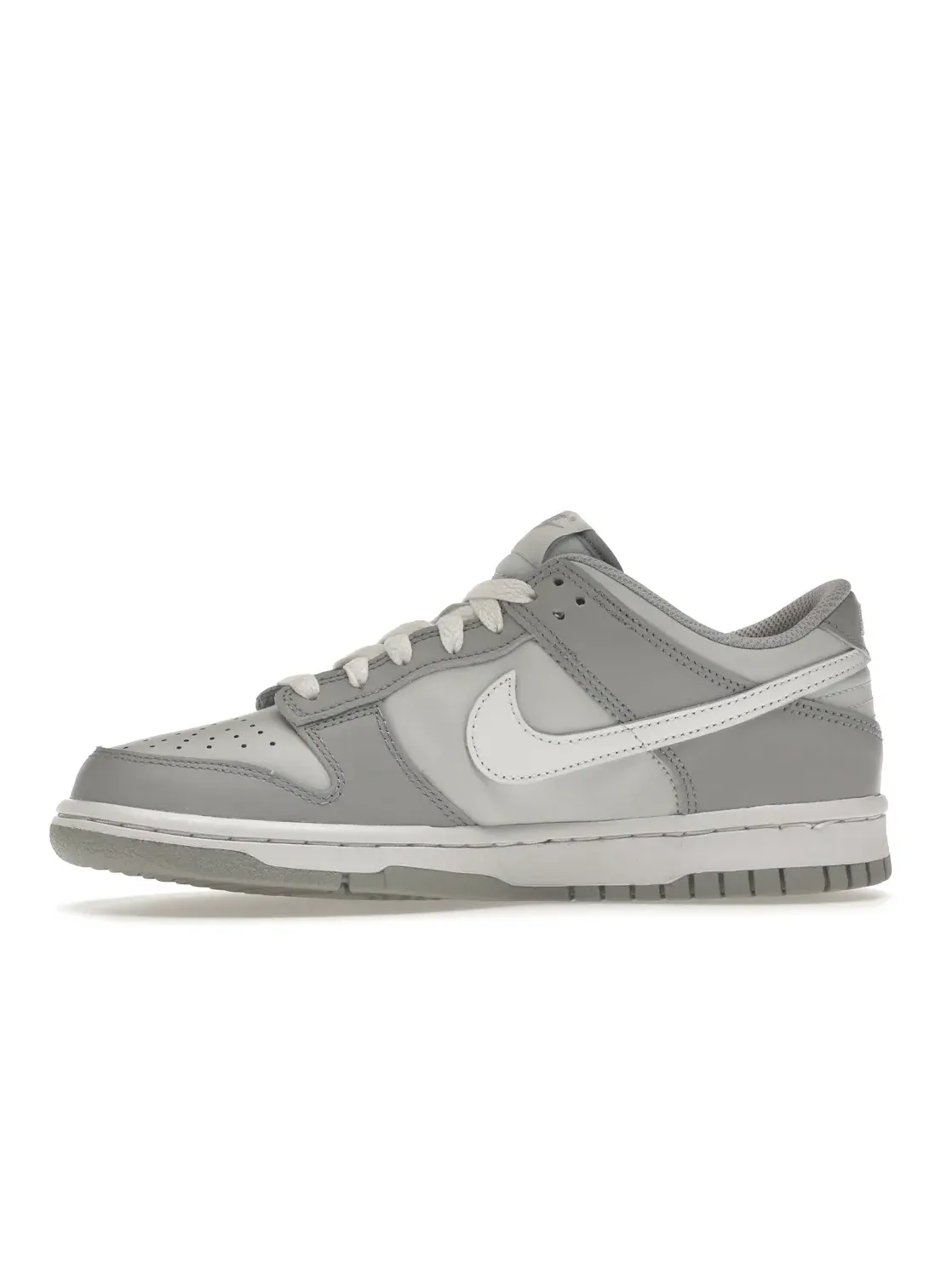 Детские кроссовки Lifestyle с двухцветным дизайном Nike Dunk Low — изображение 3 из 4, платиновый/белый-серый
