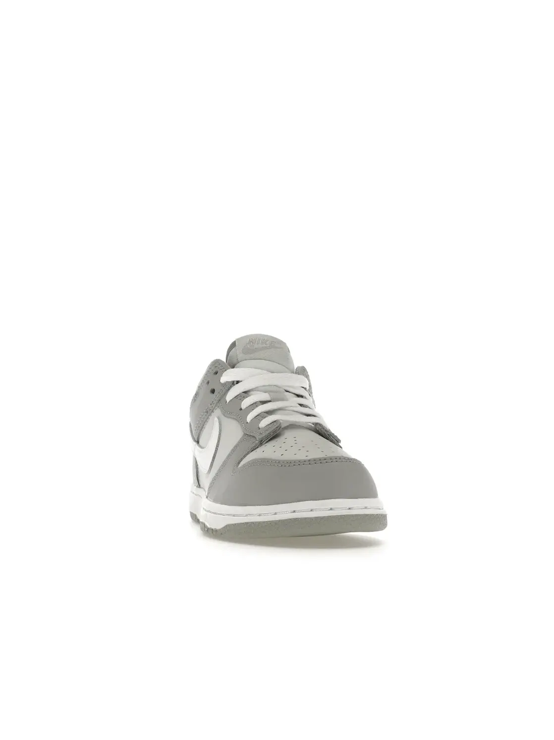 Детские кроссовки с перфорированным носком Nike Dunk Low — изображение 2 из 4, платиновый/белый-серый