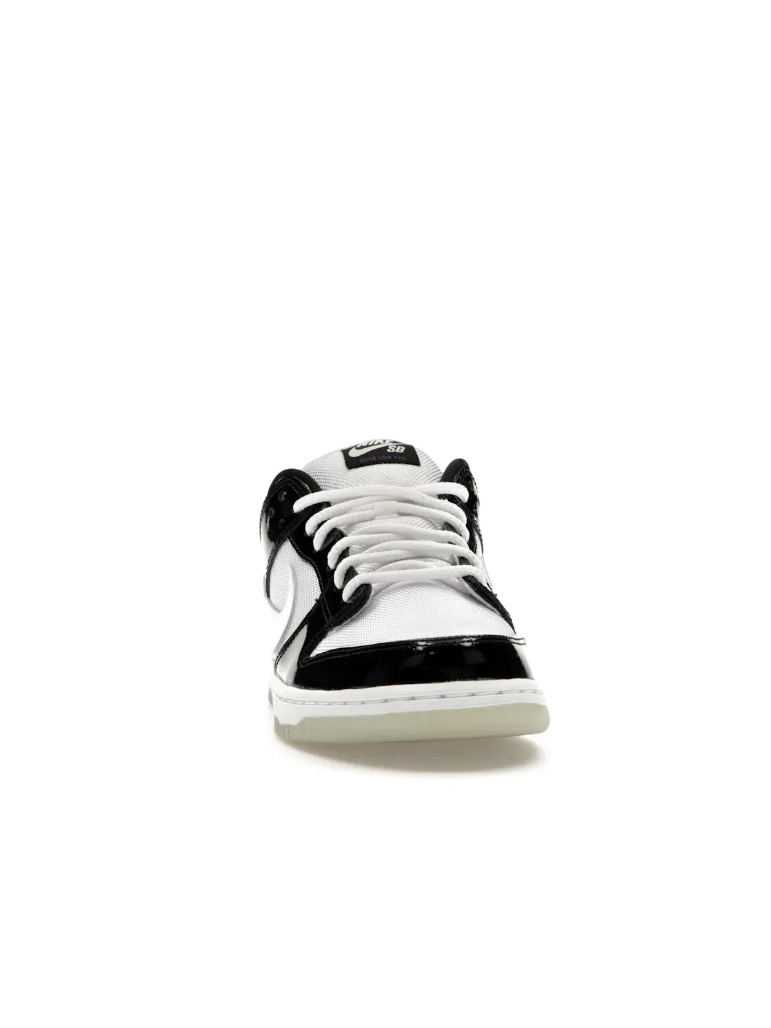 Мужские кроссовки для скейтбординга с патентованной кожей Nike SB Dunk Low — изображение 2 из 4