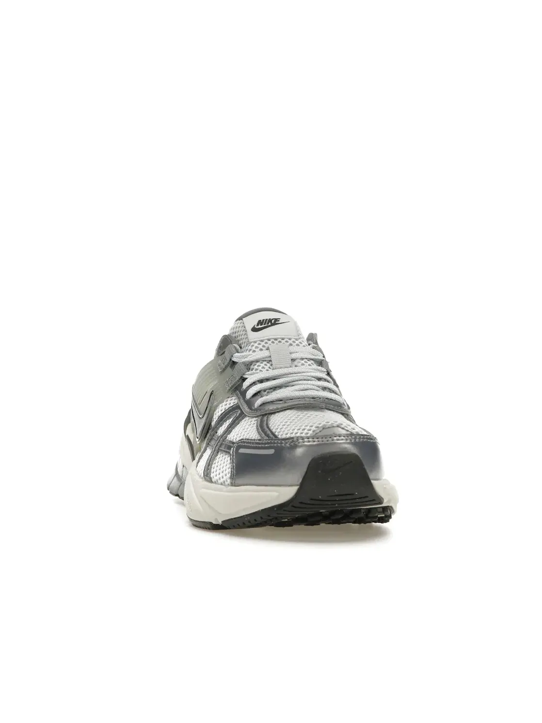 Женские кроссовки Lifestyle с металлическими деталями Nike V2K Run — изображение 2 из 4
