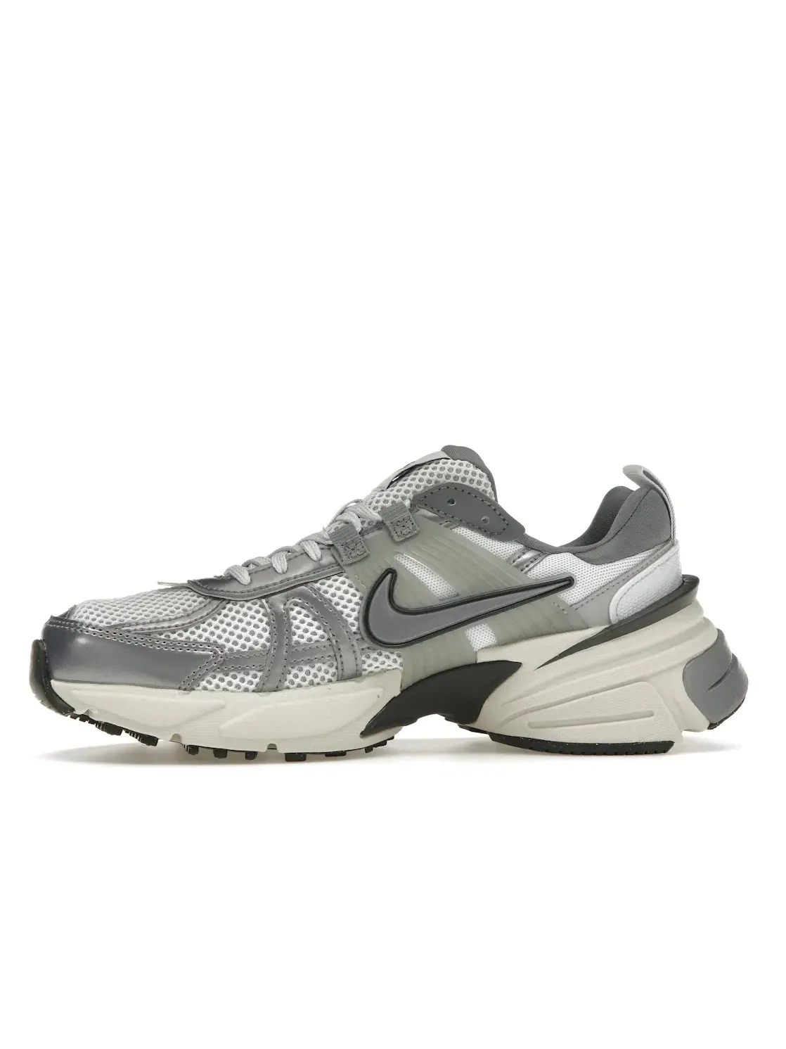 Женские кроссовки Lifestyle с металлическими деталями Nike V2K Run — изображение 3 из 4
