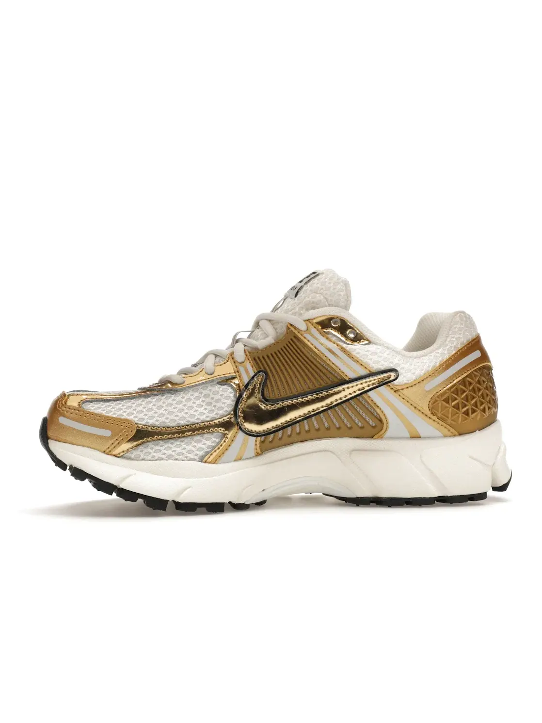 Женские кроссовки с металлическими акцентами Nike Zoom Vomero 5 — изображение 3 из 4, металлик золотистый
