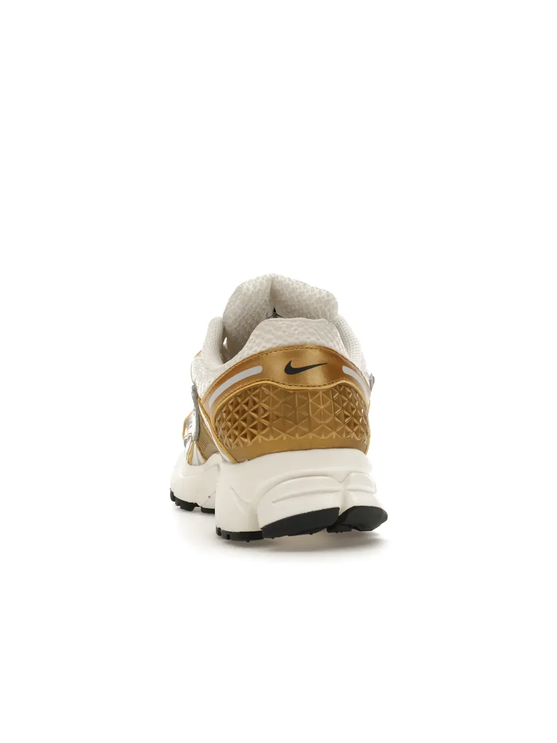 Женские кроссовки с металлическими акцентами Nike Zoom Vomero 5 — изображение 4 из 4, металлик золотистый