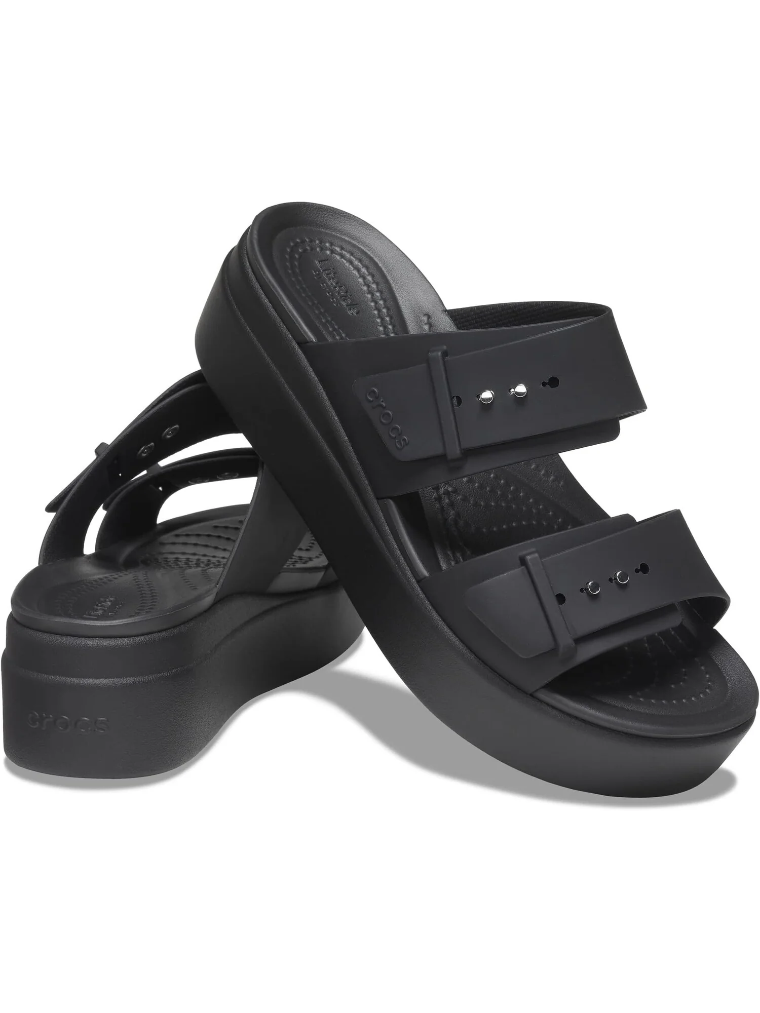 Сандалии на плоской подошве Brooklyn Buckle Low Wedge Crocs — изображение 7 из 7, черный