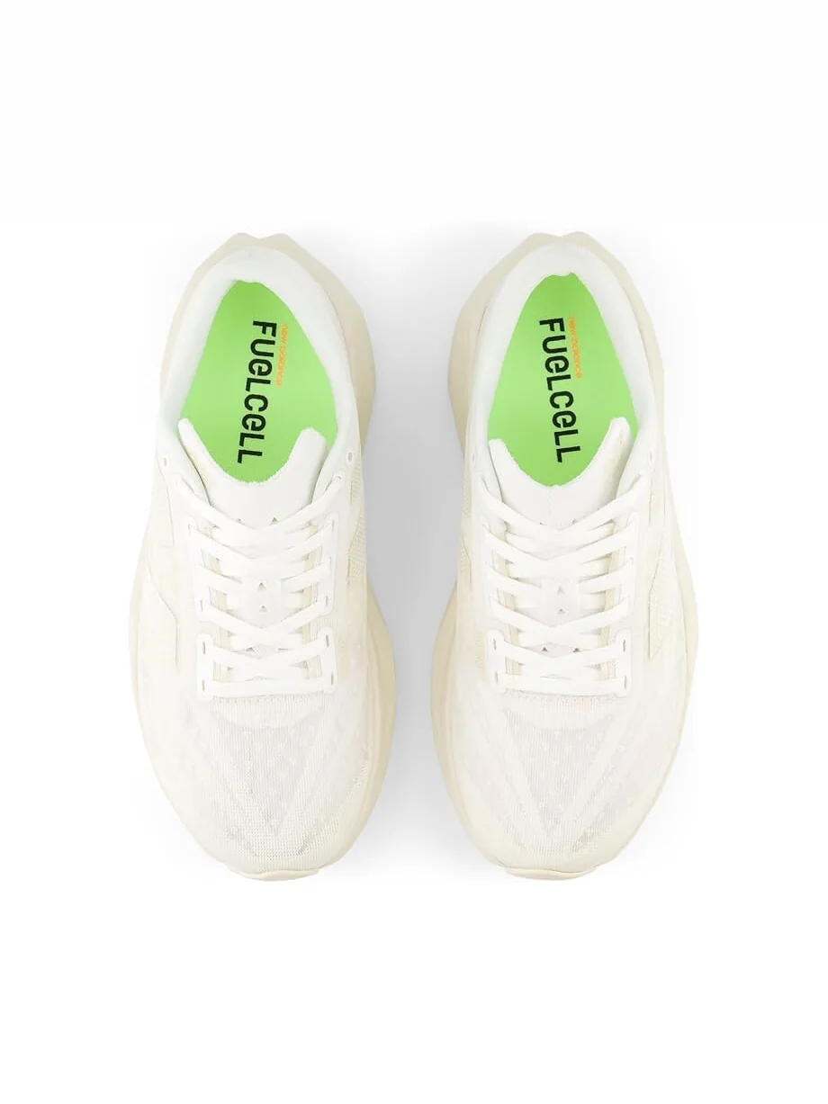 Кроссовки New Balance FuelCell Rebel v4 — изображение 2 из 3, белый