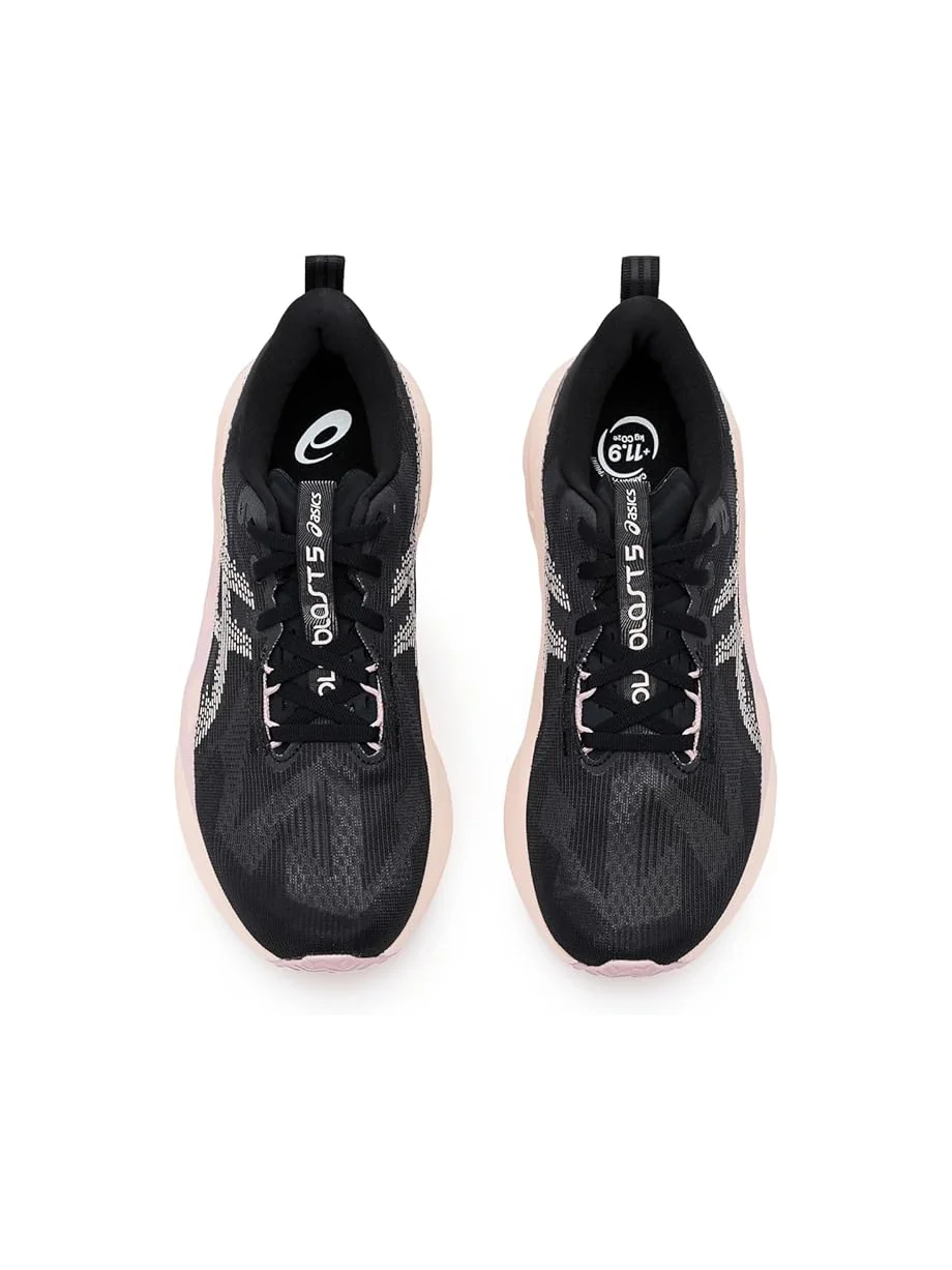 Женские кроссовки ASICS Novablast 5 — изображение 2 из 7, черный/розовый