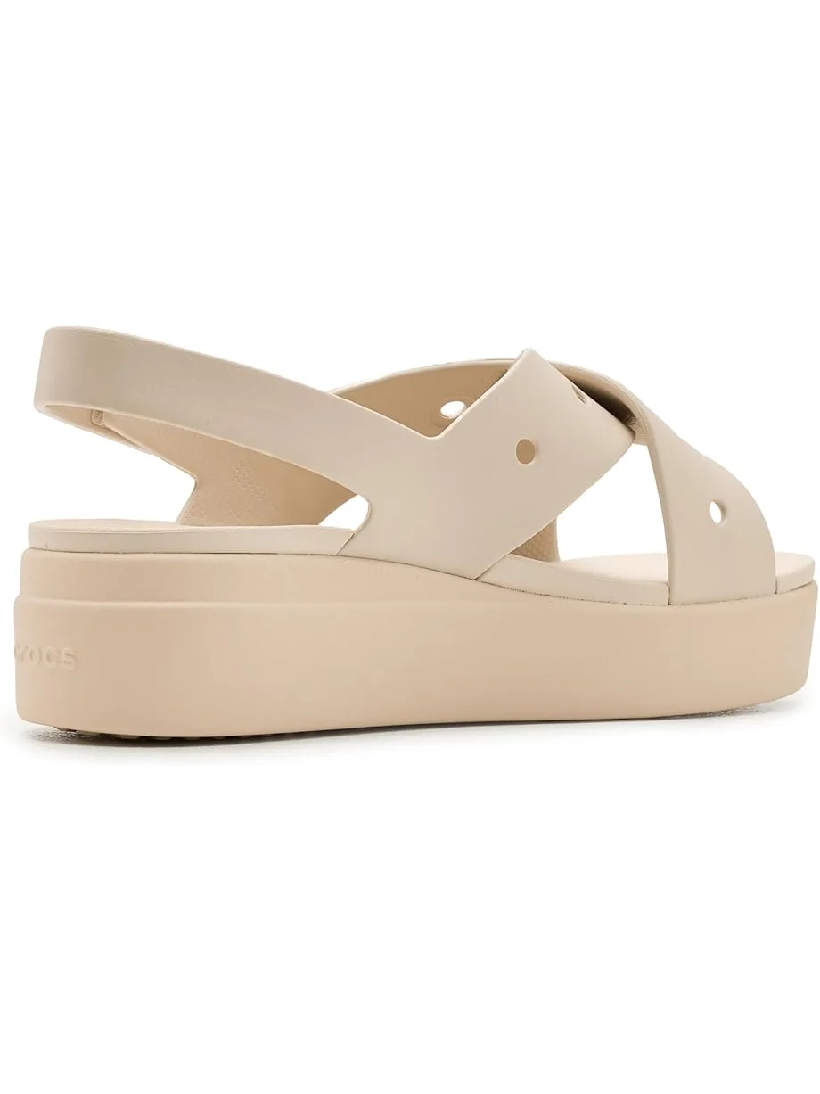 Женские сандалии Crocs Brooklyn 4U Low Wedges, Frappe/Cross-Strap — изображение 3 из 7, коричневый