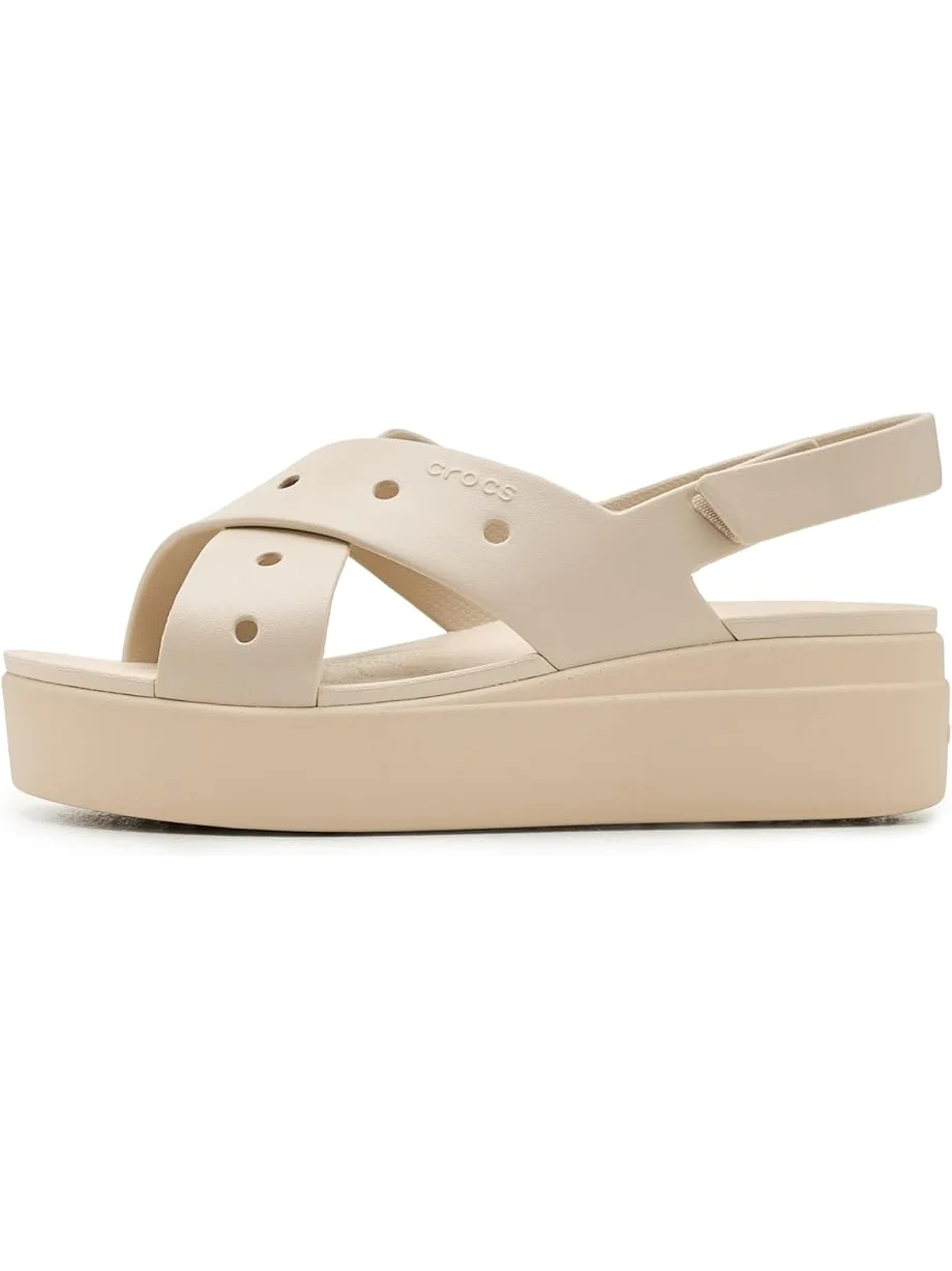 Женские сандалии Crocs Brooklyn 4U Low Wedges, Frappe/Cross-Strap — изображение 4 из 7, коричневый
