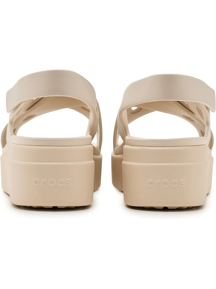 Женские сандалии Crocs Brooklyn 4U Low Wedges, Frappe/Cross-Strap — изображение 7 из 7, коричневый