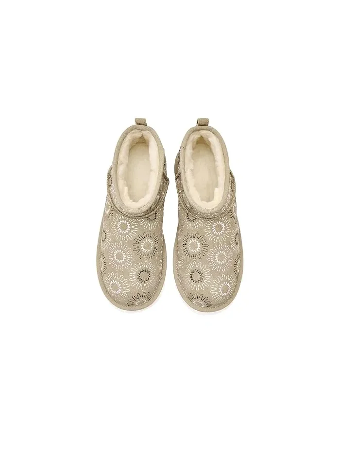 Ботинки с вышивкой Classic Ultra Mini Sun Stitched UGG Kids — изображение 2 из 4, горчичный