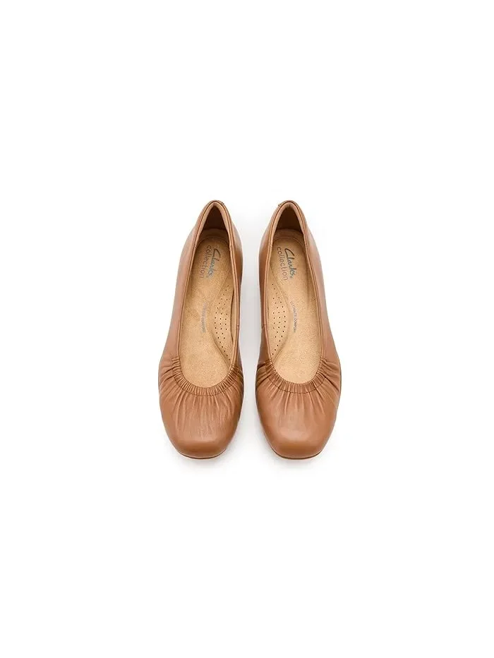 Туфли балетки с вытачками Jazmynn Lo Clarks — изображение 2 из 4, бежевый