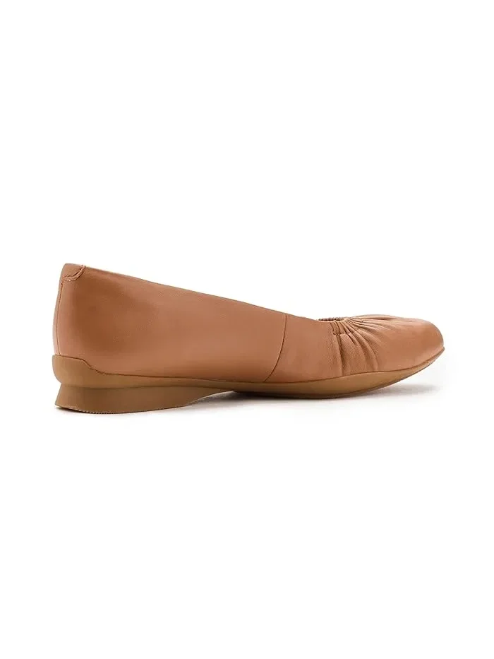 Туфли балетки с вытачками Jazmynn Lo Clarks — изображение 3 из 4, бежевый