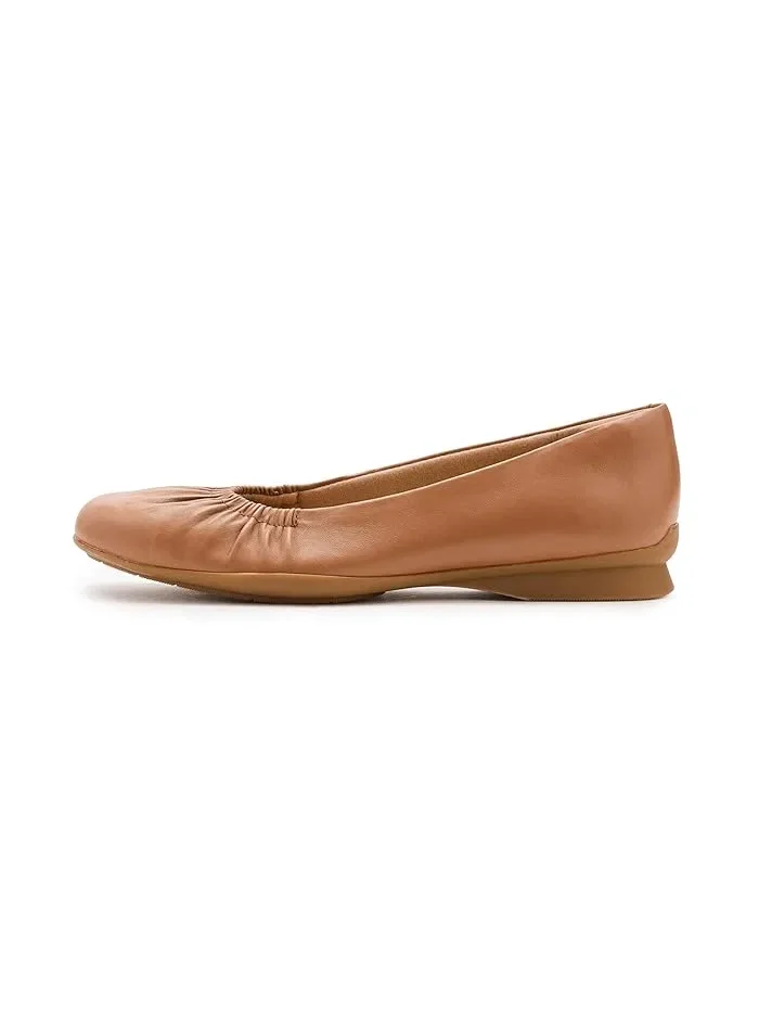 Туфли балетки с вытачками Jazmynn Lo Clarks — изображение 4 из 4, бежевый