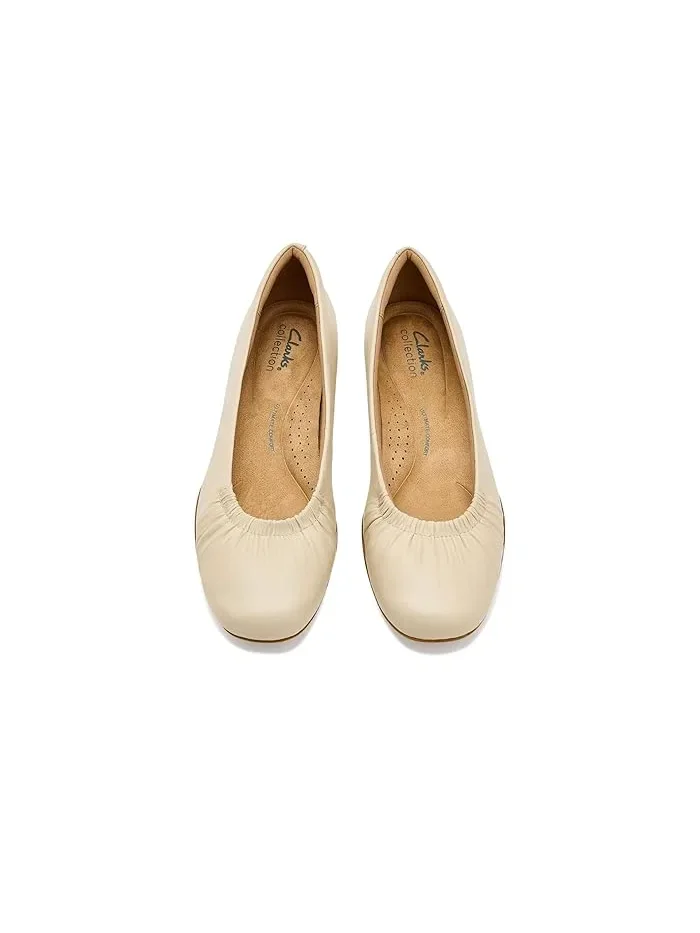 Туфли балетки с декоративными сборками Jazmynn Lo Clarks — изображение 2 из 4, кремовый