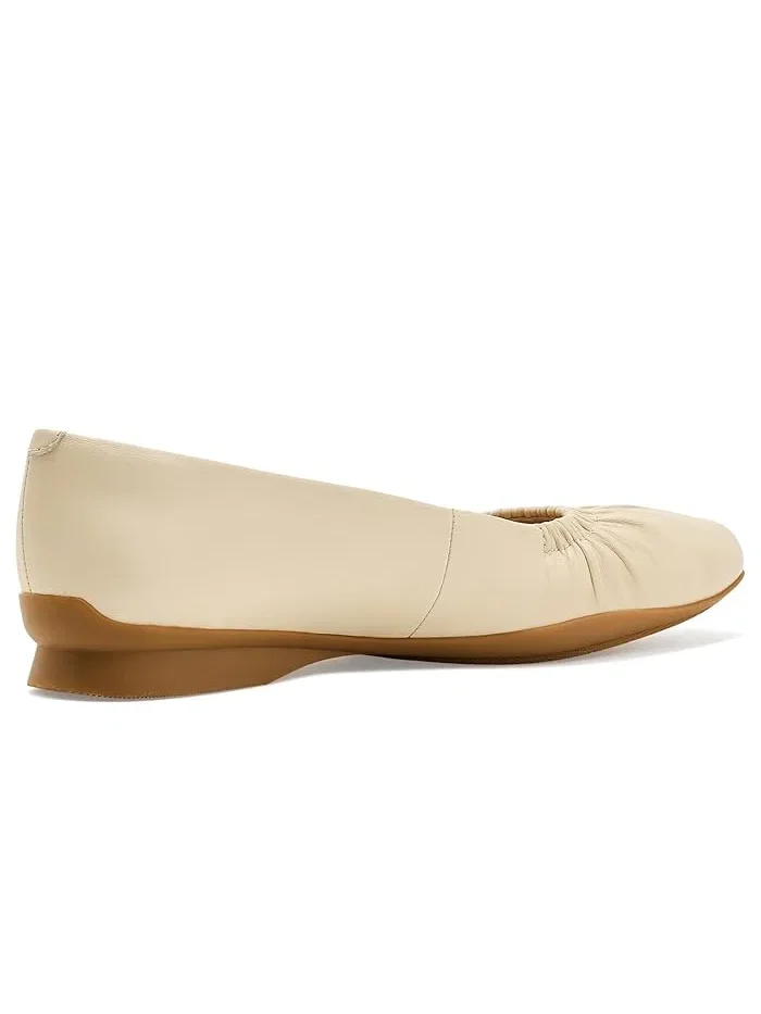 Туфли балетки с декоративными сборками Jazmynn Lo Clarks — изображение 3 из 4, кремовый