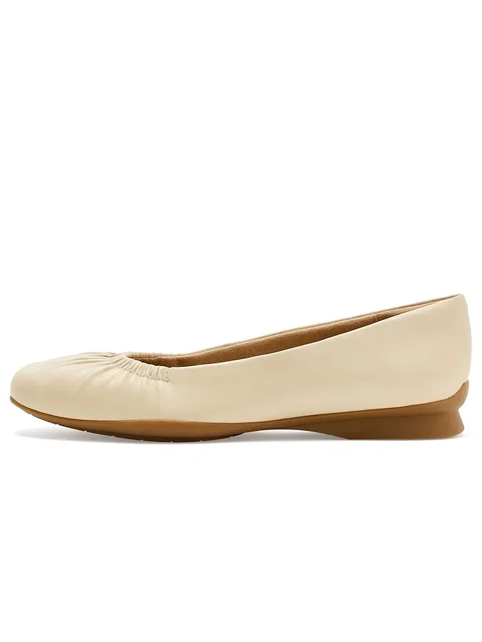 Туфли балетки с декоративными сборками Jazmynn Lo Clarks — изображение 4 из 4, кремовый